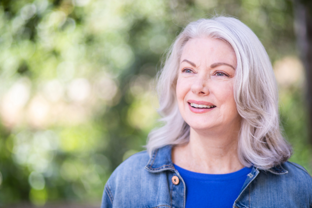 comment-ralentir-lapparition-des-cheveux-blancs-naturellement